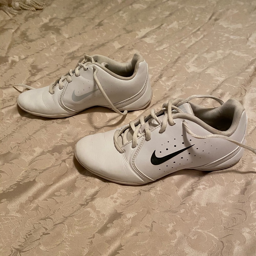 Nike size 6 cheer shoes